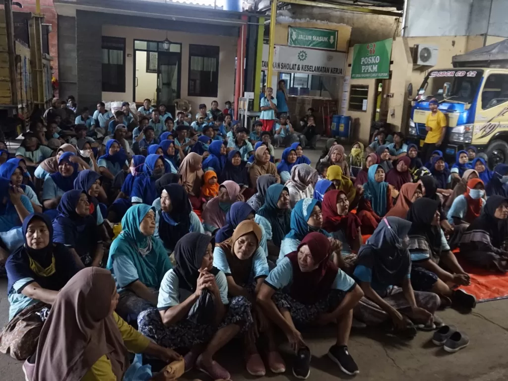 Surabraja Rutin Bagikan Ratusan Paket Sembako untuk Karyawan